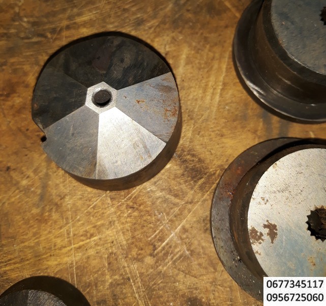 Инструмент для производства крепежа и метизов ,Пуансоны первого прохода, Холодновысадочные матрицы, Отрезные (вырубные) матрицы, Отрезные ножи, Пробивные пуансоны, Разделительные штампы, инструмент для холодной высадки (ножи, отрезные втулки, матрицы для холодновысадочных прессов, обрезные матрицы, редукционные матрицы, твёрдосплавные вставки и сердечники); матрицы для холодной объемной штамповки, высадки, твердосплавные и тальные фильеры; отрезные ножи; выталкивающие пуансоны (выталкиватели), пуансоны для экструзии различных форм.высадочные и экструзионные матрицы с твердосплавными вставкамиволоки (твёрдосплавные, алмазные); гильзы, обоймы, втулки; разделительные штампы; (ролики и призмы механизмов подачи проволоки, держатели матриц и пуансонов, быстроизнашивающиеся и запасные части к различным типам оборудования). Холодновысадочный, резьбонакатной и резьбонарезной инструмент для производства крепежных изделий. Инструмент для холодновысадочных автоматов. Матрицы для высадки болтов с редуцированием стержня 
